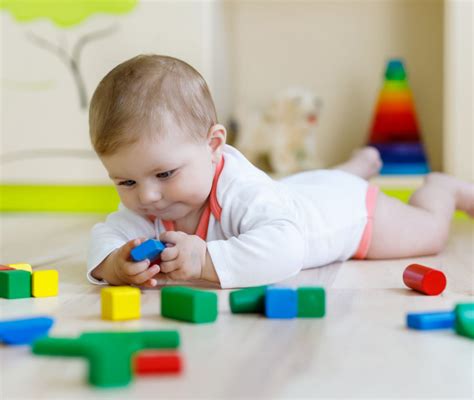 Bambino che gioca in un asilo nido