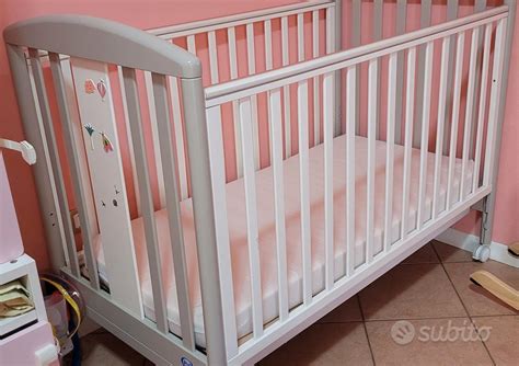 Dettaglio vernici atossiche su lettino bambino