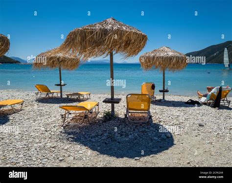 Spiaggia dorata con ombrelloni e mare azzurro