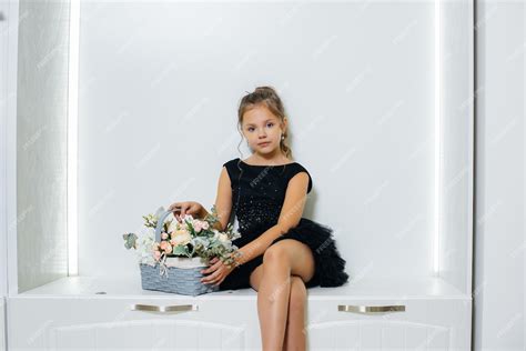 Bambina sorridente con un pagliaccetto a fiori