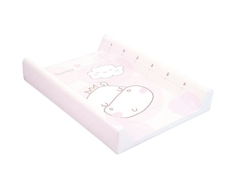 illustrazione di una postazione fasciatoio ben organizzata con materassino a mezza luna o bordi rialzati