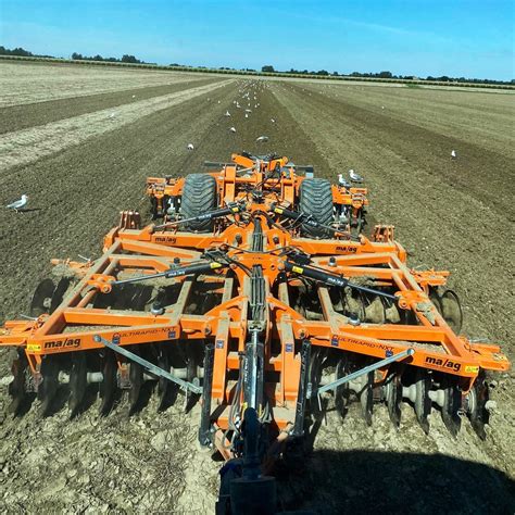 Attrezzature agricole moderne per la preparazione del letto di semina