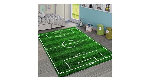 Rendering di una cameretta per bambini trasformata in un campo da calcio con prato verde sintetico e pareti murales