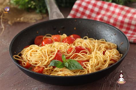 Piatto di spaghetti ai bianchetti e pomodorini