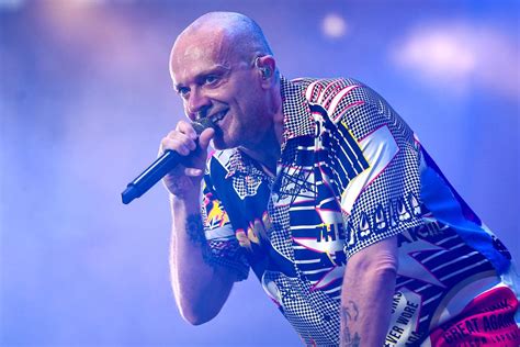 Max Pezzali sul palco durante uno dei suoi tour negli stadi