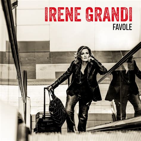 Ritratto fotografico di Irene Grandi durante una performance live con luci soffuse