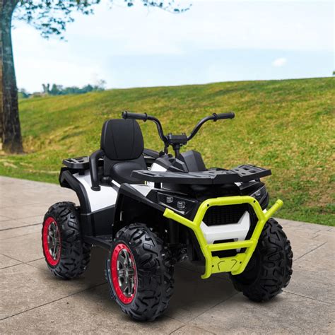 bambino che guida un quad elettrico in un giardino