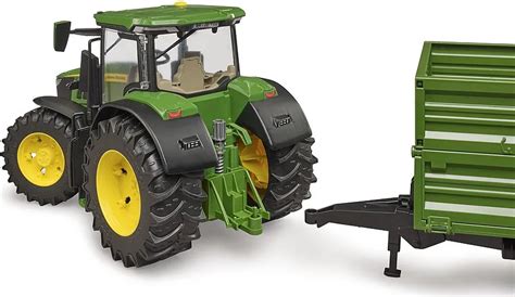 trattore John Deere giocattolo in un campo