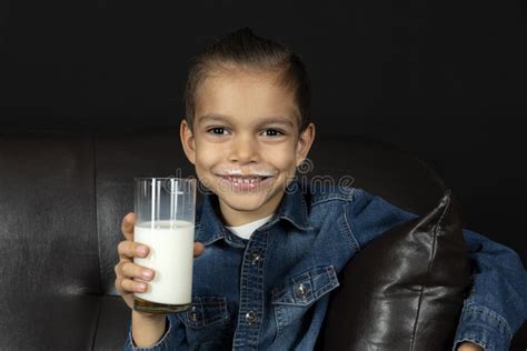 vista ravvicinata di un bambino che beve latte in modo sano e felice