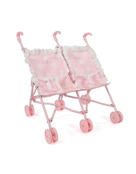 Bambina che gioca con un passeggino gemellare per bambole reborn