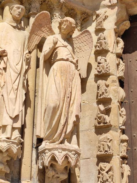 Esempio di scultura gotica (statue-colonna)