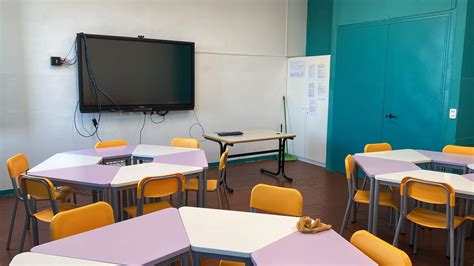 Una rappresentazione simbolica di un'aula parlamentare moderna e accogliente