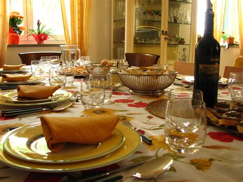 Tavola imbandita con dolcetti a tema ape