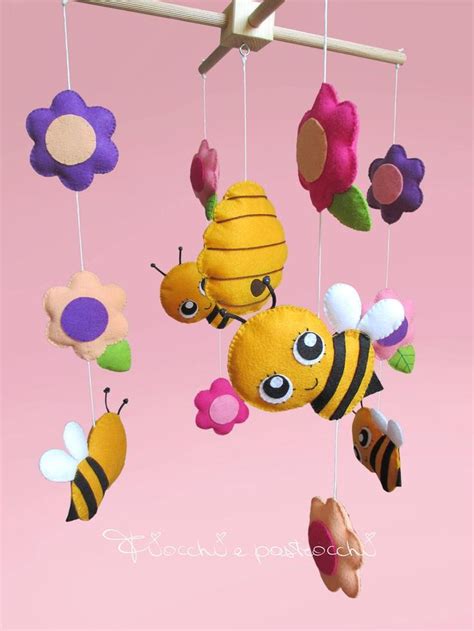 Mobile da culla fai-da-te a tema api e fiori