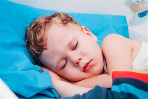 bambino che dorme in tutina blu notte