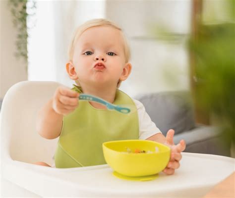 piattino, cucchiaino e bicchierino per lo svezzamento del bambino