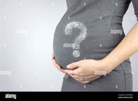 Giovane donna incinta che tiene le mani sul ventre