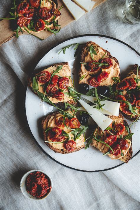 Degustazione di caciocavallo con pane casereccio e vino rosso