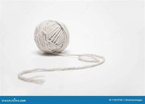 fotografia ravvicinata di un fiore all'uncinetto realizzato con filo di cotone bianco su base azzurra