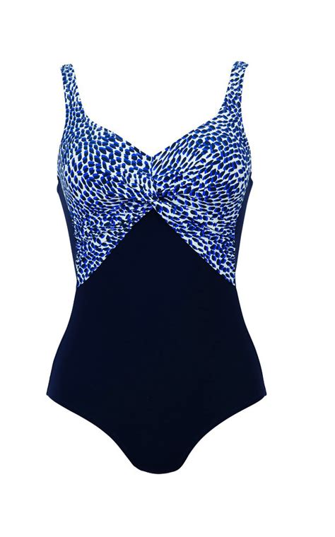 Donna che stende costumi da bagno all'ombra