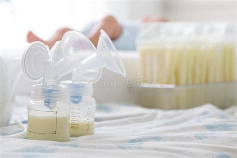 Neonato che beve latte dal seno materno