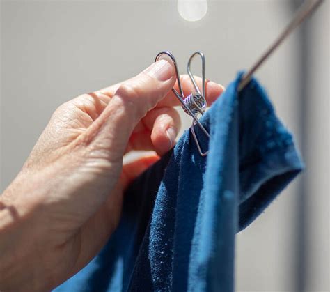 Abbigliamento tecnico da escursionismo appeso ad asciugare