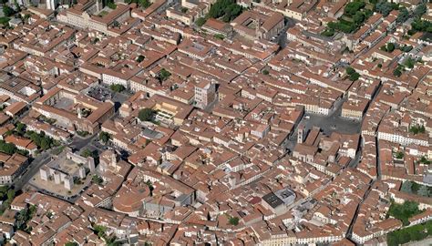 Veduta aerea stilizzata del distretto tessile vesuviano con rappresentazione dei processi di filiera