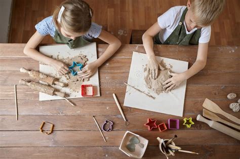Bambini che lavorano con l'argilla per esprimere emozioni