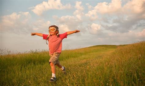 Bambini liberi di esplorare e creare senza modelli predefiniti