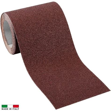 Mani che levigano una superficie in legno con carta vetrata