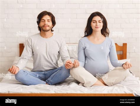 Donna incinta che pratica esercizi di respirazione