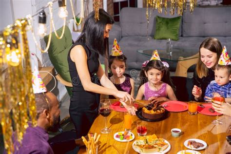 famiglia che festeggia il primo compleanno