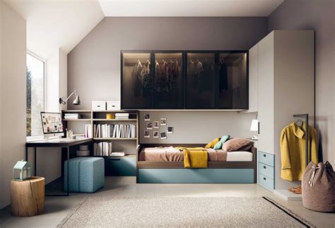Cameretta spaziosa con letto singolo e area studio dedicata