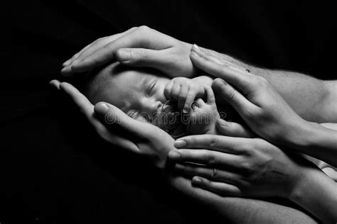 Bebè appena nato tra le mani dei genitori