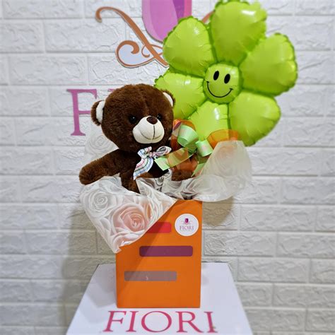 Fiori e peluche deposti come omaggio a un neonato trovato morto
