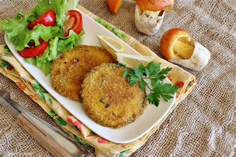 Cotolette di funghi ovoli al forno pronte per essere servite