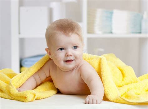 Bambino sorridente che si rilassa dopo il bagnetto
