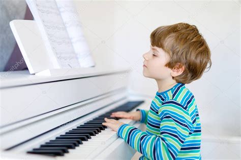 Bambino che suona tastiera Bontempi
