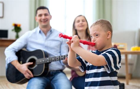 Bambino con genitori che suonano