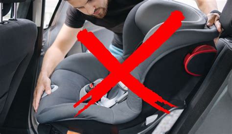 Illustrazione di un seggiolino auto installato male