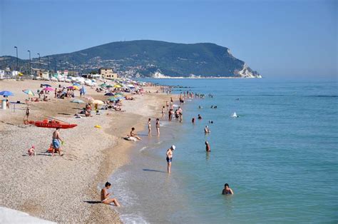 Famiglia in spiaggia a Porto Recanati