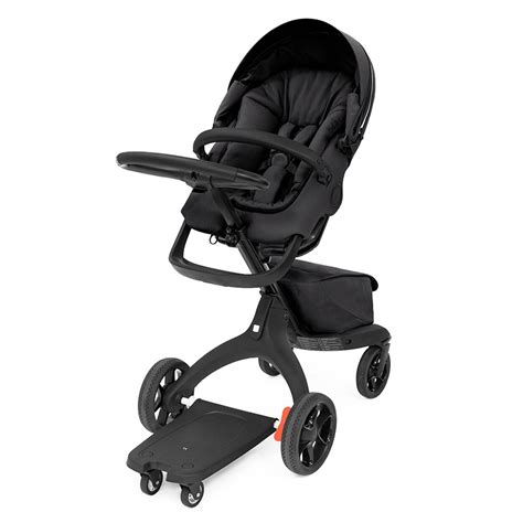 Bambino su pedana passeggino