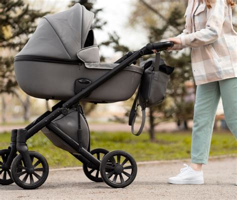 Un bambino felice in una carrozzina Inglesina di design moderno