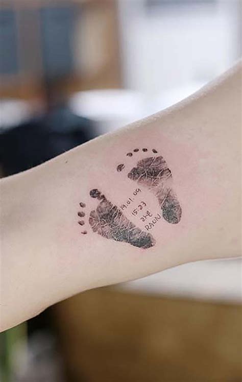 rappresentazione artistica di un tatuaggio con impronta di piede neonato