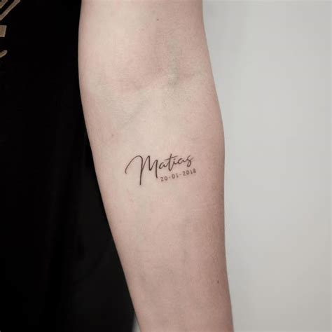 illustrazione di tatuaggio in stile minimalista con nome e data