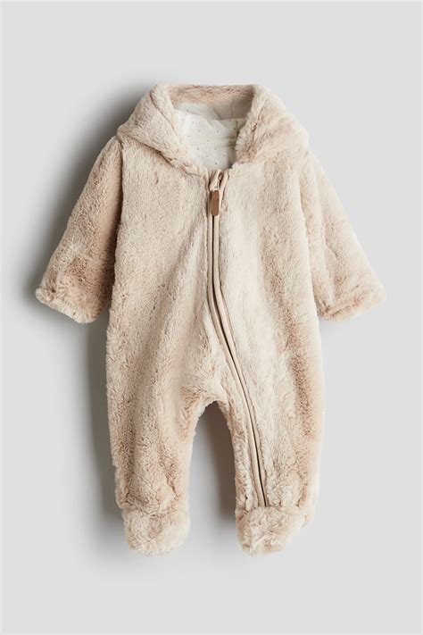 Bambino che indossa una tutina invernale
