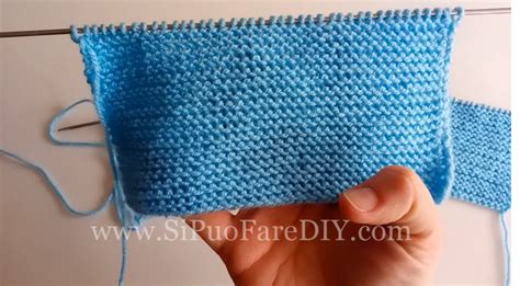 dettaglio di una lavorazione a maglia con punto legaccio su lana merino