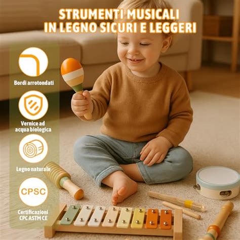 Bambino suona xilofono in legno
