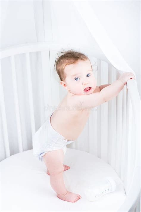 Bambino sorridente che indossa un pannolino