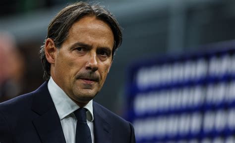 Simone Inzaghi in conferenza stampa con la maglia della Lazio